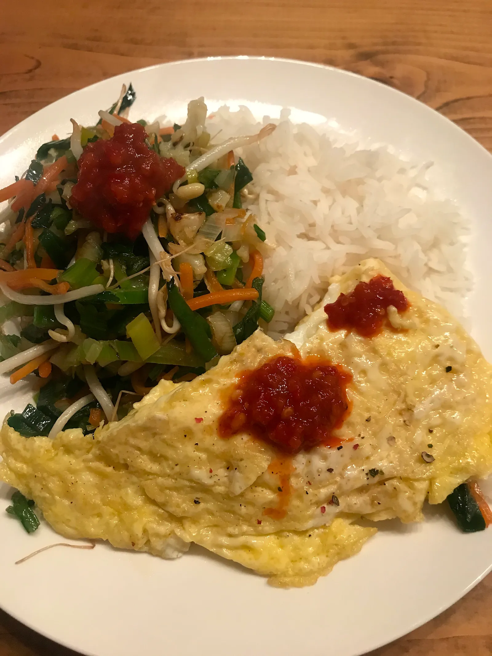 Rijst met groente en een omelet